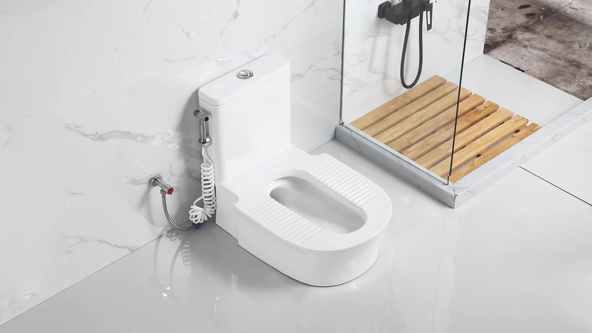 星雨洁台式蹲便器45度斜前方实拍,展示水箱、踏面与盆体